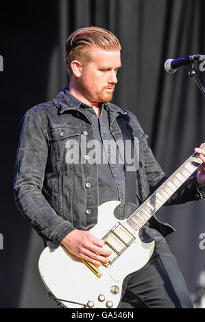 BELFAST, NORDIRLAND. 25. Juni 2016 - basierte Lead-Gitarrist Mark Trotter aus der Cambridge alternative Rock-Band "Lonely the Brave" Belsonic Music Festival Stockfoto