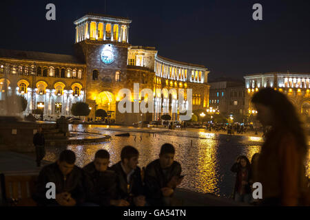 Platz der Republik in die Nachtlichter, Yerevan, Armenien. (Alexander Tamanyan) Stockfoto