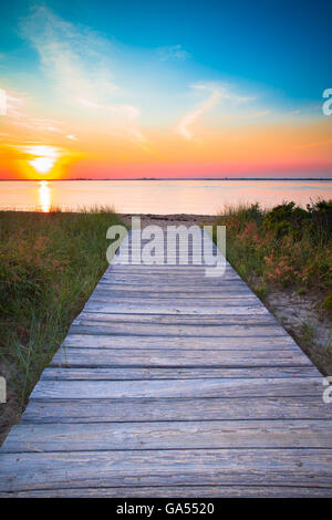Holz Strand Weg bei Sonnenuntergang führenden zum Ozean Stockfoto