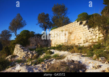 Noto Antike (Noto Antica) mittelalterlichen Verteidigungsmauern Stein. Sizilien Stockfoto