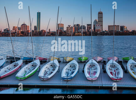 Fotografieren von bunten Segelbooten auf dem Dock in der Abenddämmerung auf dem Charles River in Boston, MA mit Blick auf die Skyline der Stadt. Stockfoto