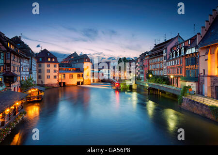 In Straßburg. Bild der Straßburger Altstadt während der blauen Dämmerstunde. Stockfoto