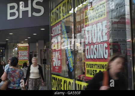 Fußgänger gehen vorbei an der BHS-Kaufhaus in Oxford Street, London, Großbritannien June30, 2016. Copyright Foto John Voos Stockfoto