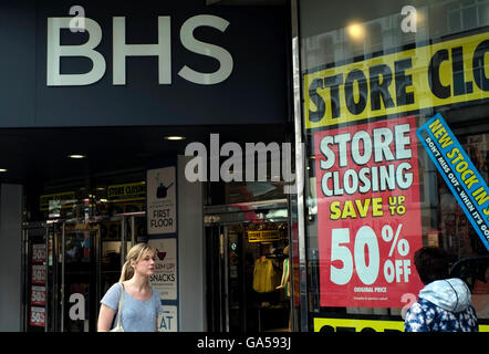 Fußgänger gehen vorbei an der BHS-Kaufhaus in Oxford Street, London, Großbritannien June30, 2016. Copyright Foto John Voos Stockfoto