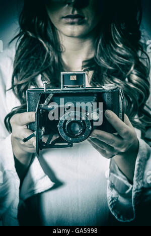 Nahaufnahme einer Frau mit einem Vintage-Kamera Stockfoto