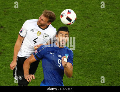 Bordeaux, Frankreich. 2. Juli 2016. Benedikt Hoewedes Deutschlands und Italiens Graziano Pelle während der UEFA EURO 2016 Viertel Finale Fußball match zwischen Deutschland und Italien an der Stade de Bordeaux in Bordeaux, Frankreich, 2. Juli 2016. Foto: Christian Charisius/Dpa/Alamy Live News Stockfoto