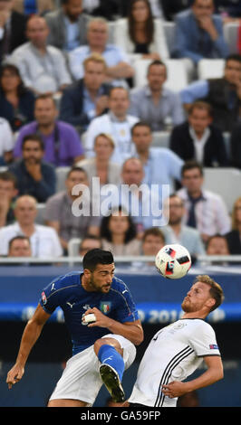 Bordeaux, Frankreich. 2. Juli 2016. Benedikt Hoewedes (R) Deutschlands und Italiens Graziano Pelle wetteifern um die Kugel während der UEFA EURO 2016-Viertelfinale-Fußballspiel zwischen Deutschland und Italien an der Stade de Bordeaux in Bordeaux, Frankreich, 2. Juli 2016. Foto: Federico Gambarini/Dpa/Alamy Live News Stockfoto