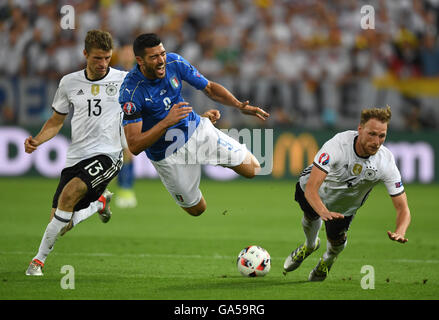 Bordeaux, Frankreich. 2. Juli 2016. Deutschlands Thomas Müller (L), Benedikt Hoewedes (R) und Italiens Graziano Pelle (C) wetteifern um die Kugel während der UEFA EURO 2016-Viertelfinale-Fußballspiel zwischen Deutschland und Italien an der Stade de Bordeaux in Bordeaux, Frankreich, 2. Juli 2016. Foto: Federico Gambarini/Dpa/Alamy Live News Stockfoto