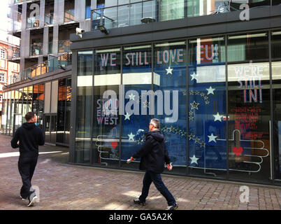 London, UK. 2. Juli 2016. Passanten-Bye Blick auf die '' EU wir lieben immer noch dich '' Fenster anmelden, Clerkenwell, London, UK. © Veronika Lukasova/ZUMA Draht/Alamy Live-Nachrichten Stockfoto