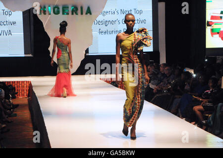 Lagos, Nigeria. 2. Juli 2016. Modelle zeigen Kreationen während der Africa Fashion Week Nigeria 2016 in Lagos, Nigeria, am 2. Juli 2016. Africa Fashion Week Nigeria 2016 startete hier am Samstag. Bildnachweis: Zhang Baoping/Xinhua/Alamy Live-Nachrichten Stockfoto