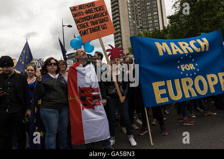 London, UK. 2. Juli 2016. Zehntausende Menschen marschierten durch die Londoner zum protest gegen die Auswirkungen des EU-Referendums und zur Solidarität mit Europa. Wiktor Szymanowicz/Alamy Live-Nachrichten Stockfoto