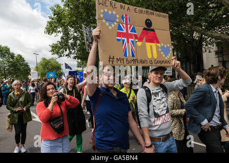 London, UK. 2. Juli 2016. Zehntausende Menschen marschierten durch die Londoner zum protest gegen die Auswirkungen des EU-Referendums und zur Solidarität mit Europa. Wiktor Szymanowicz/Alamy Live-Nachrichten Stockfoto