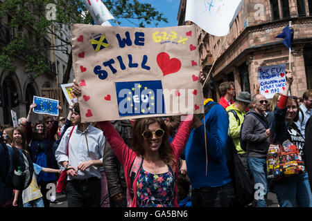 London, UK. 2. Juli 2016. Zehntausende Menschen marschierten durch die Londoner zum protest gegen die Auswirkungen des EU-Referendums und zur Solidarität mit Europa. Wiktor Szymanowicz/Alamy Live-Nachrichten Stockfoto