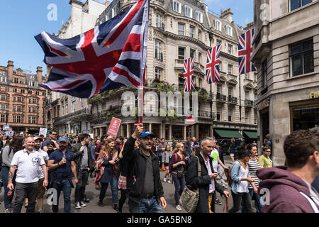 London, UK. 2. Juli 2016. Zehntausende Menschen marschierten durch die Londoner zum protest gegen die Auswirkungen des EU-Referendums und zur Solidarität mit Europa. Wiktor Szymanowicz/Alamy Live-Nachrichten Stockfoto