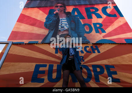 London, UK. 2. Juli 2016. Billie JD Porter spricht die Menschenmenge am Parliament Square im März für Europa Rallye. Wiktor Szymanowicz/Alamy Live-Nachrichten Stockfoto