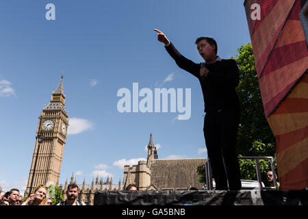 London, UK. 2. Juli 2016. Die Guardian-Kolumnist Owen Jones spricht die Menschenmenge am Parliament Square im März für Europa Rallye. Wiktor Szymanowicz/Alamy Live-Nachrichten Stockfoto