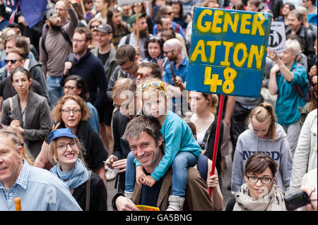 London, UK. 2. Juli 2016. Zehntausende Menschen marschierten durch die Londoner zum protest gegen die Auswirkungen des EU-Referendums und zur Solidarität mit Europa. Wiktor Szymanowicz/Alamy Live-Nachrichten Stockfoto