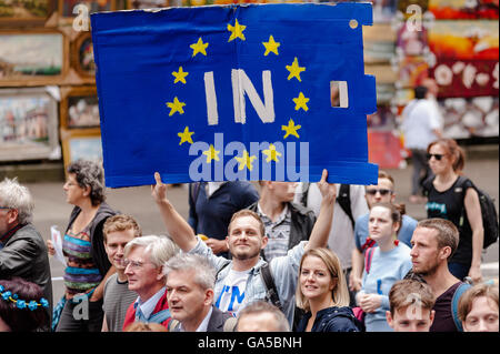 London, UK. 2. Juli 2016. Zehntausende Menschen marschierten durch die Londoner zum protest gegen die Auswirkungen des EU-Referendums und zur Solidarität mit Europa. Wiktor Szymanowicz/Alamy Live-Nachrichten Stockfoto