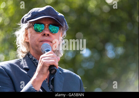 London, UK. 2. Juli 2016. Bob Geldof spricht die Menschenmenge am Parliament Square im März für Europa Rallye. Wiktor Szymanowicz/Alamy Live-Nachrichten Stockfoto