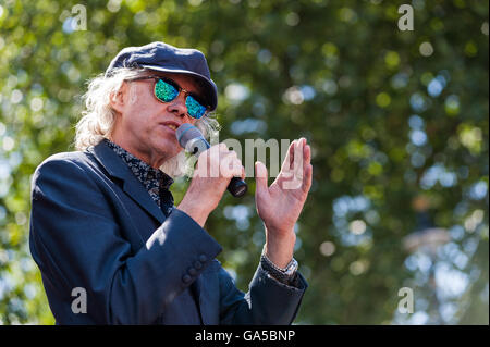 London, UK. 2. Juli 2016. Bob Geldof spricht die Menschenmenge am Parliament Square im März für Europa Rallye. Wiktor Szymanowicz/Alamy Live-Nachrichten Stockfoto