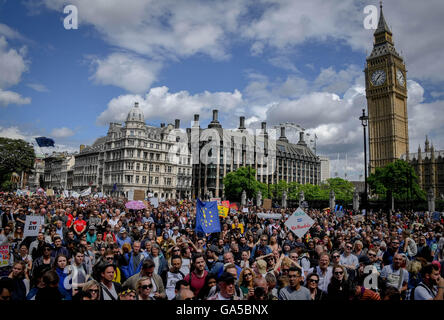 London, UK. 3. Juli 2016. Menschen beteiligen sich an einer Demonstration gegen das Ergebnis der jüngsten EU-Referendum, in London, Großbritannien, 2. Juli 2016. Rund 40.000 Menschen besucht Anti-Austritt März nach dem Parlament eine Petition mit 4 Millionen Unterschriften vorgelegt wurde ein zweites Referendum gefordert. Bildnachweis: Xinhua/Alamy Live-Nachrichten Stockfoto