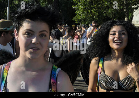 Madrid, Spanien, 2. Juli 2016.  Eine Frau im Paseo del Prado während der Gay Pride Parade, Madrid, Spanien. Enrique Davó/Alamy Live-Nachrichten. Stockfoto