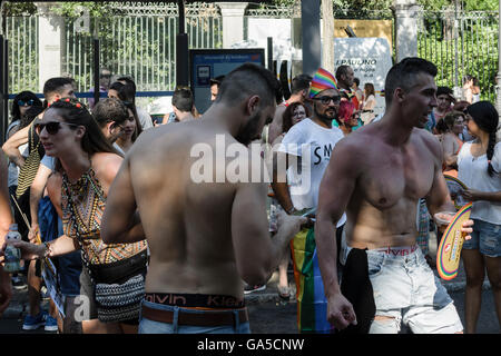 Madrid, Spanien, 2. Juli 2016.  Menschen im Paseo del Prado erwarten den Beginn der Gay Pride Parade, Madrid, Spanien. Enrique Davó/Alamy Live-Nachrichten. Stockfoto