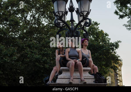 Madrid, Spanien, 2. Juli 2016.  Blick auf ein Mädchen in Cibeles Platz während der Gay Pride Parade, Madrid, Spanien. Enrique Davó/Alamy Live-Nachrichten. Stockfoto