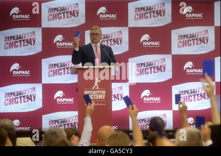 Moskau, Russland. 2. Juli 2016. Anführer der Freiheit Partei (PARNAS) und der ehemalige Premierminister Mikhail Kasyanov (C) spricht bei der PARNAS vor den Wahlen Kongress in Moskau, Russland, 2. Juli 2016. Am 18. September wird die neue Staatsduma gewählt werden. Bildnachweis: Pavel Bednyakov/Xinhua/Alamy Live-Nachrichten Stockfoto