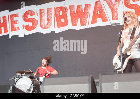 Coventry, West Midlands, UK. 2. Juli 2016. Hertfordshire-Band The Subways auf der Bühne Coventrys ausführen kostenlose Festival "Godiva", Juli 2016. Die Subweays sind ein Trio aus Hertfordshire, die Erfolg mit ihrer alternative / Rock Band Guthaben erreicht haben: Paul Hastie/Alamy Live News Stockfoto