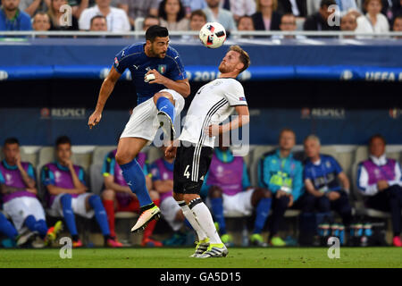 Bordeaux, Frankreich. 2. Juli 2016. Deutschlands Benedikt Hoewedes (R) wetteifert mit Italiens Graziano Pelle während der UEFA EURO 2016-Viertelfinale-Fußballspiel zwischen Deutschland und Italien an der Stade de Bordeaux in Bordeaux, Frankreich, 2. Juli 2016. Foto: Federico Gambarini/Dpa/Alamy Live News Stockfoto