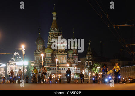 Moskau, Russland. 3. Juli 2016. Die Teilnehmer fahren entlang einer Straße während der Nacht Radfahren Parade in Moskau, Russland, 3. Juli 2016. Über 10.000 Menschen nahmen an der 2. Moskau Night Bike Parade. Bildnachweis: Pavel Bednyakov/Xinhua/Alamy Live-Nachrichten Stockfoto