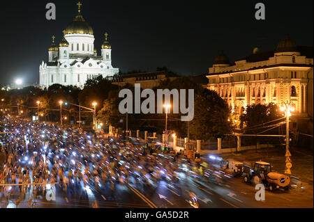 Moskau, Russland. 3. Juli 2016. Die Teilnehmer fahren entlang einer Straße während der Nacht Radfahren Parade in Moskau, Russland, 3. Juli 2016. Über 10.000 Menschen nahmen an der 2. Moskau Night Bike Parade. Bildnachweis: Pavel Bednyakov/Xinhua/Alamy Live-Nachrichten Stockfoto