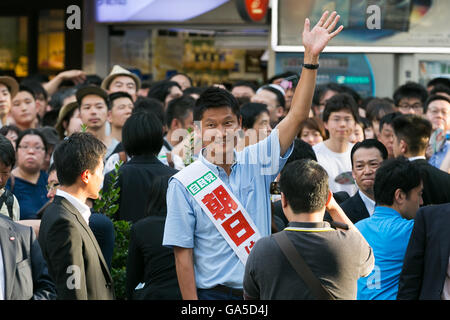 Tokio, Japan. 3. Juli 2016. Kentaro Asahi, ehemaliger Beachvolleyball Star und LDP-Kandidaten, Kampagnen in Shibuya auf 3. Juli 2016, Tokio, Japan. Abe kam zur Unterstützung von Asahi Kampagne für Juli 10. Oberhaus Wahlen. Bildnachweis: Rodrigo Reyes Marin/AFLO/Alamy Live-Nachrichten Stockfoto