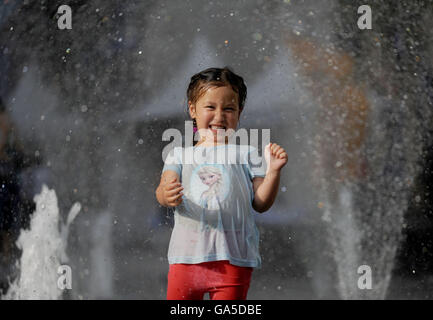 Shenyang, China Liaoning Provinz. 3. Juli 2016. Eine Mädchen kühlt sich an einem Brunnen in Shenyang, Hauptstadt des nordöstlichen Chinas Liaoning Provinz, 3. Juli 2016. © Zhang Wenkui/Xinhua/Alamy Live-Nachrichten Stockfoto