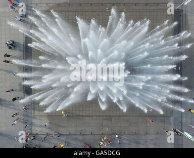 Shenyang, China Liaoning Provinz. 3. Juli 2016. Bürgerinnen und Bürger genießen einen Musik-Brunnen in Shenyang, Hauptstadt des nordöstlichen Chinas Liaoning Provinz, 3. Juli 2016. © Zhang Wenkui/Xinhua/Alamy Live-Nachrichten Stockfoto