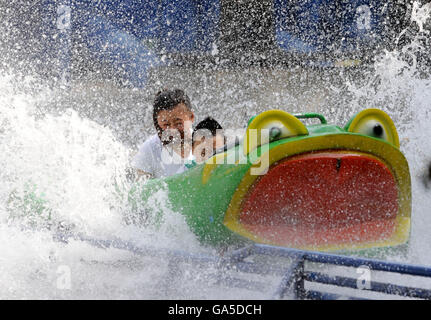 Shenyang, China Liaoning Provinz. 3. Juli 2016. Eine Frau und ihr Sohn haben Sie Spaß am Nanhu Park in Shenyang, Hauptstadt des nordöstlichen Chinas Liaoning Provinz, 3. Juli 2016. © Zhang Wenkui/Xinhua/Alamy Live-Nachrichten Stockfoto