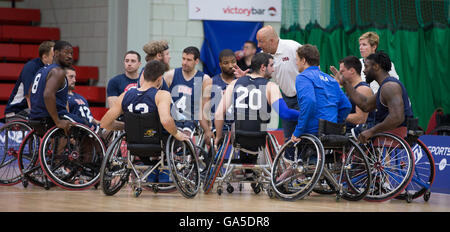 Leicester Sportarena, Leicester, UK. 3. Juli 2016. Kontinentaler Zusammenstoß Rollstuhl Basketball, USA gegen Japan. Cheftrainer Ron Lykins gibt Anweisungen an das Team USA während der Auszeit © Action Plus Sport/Alamy Live News Stockfoto