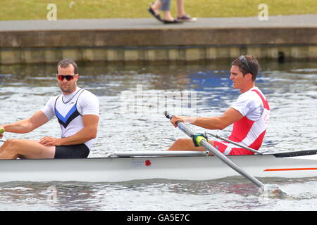Ruderer aus der ganzen Welt kamen zu den jährlichen Henley Royal Regatta 2016. Das französische Team hatte verstummt. Stockfoto