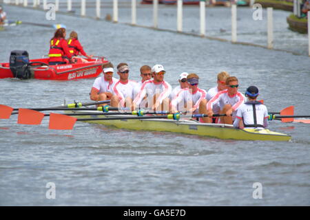 Ruderer aus der ganzen Welt kamen zu den jährlichen Henley Royal Regatta 2016. Leander ist acht auf dem Weg an die Startlinie, Stockfoto