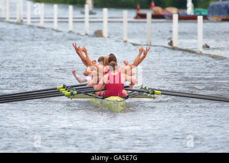 Ruderer aus der ganzen Welt kamen zu den jährlichen Henley Royal Regatta 2016. Oxford Brookes University feiern ihren Sieg. Stockfoto