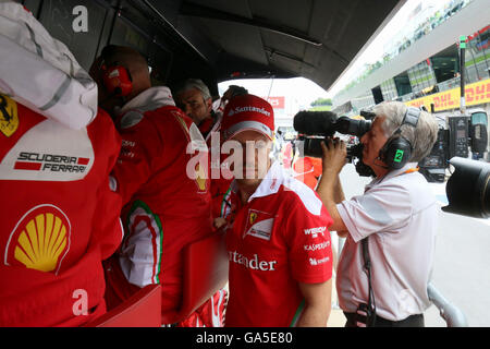 Spielberg, Österreich. 3. Juli 2016. Ferrari-Pilot Sebastian Vettel Deutschland steht an der Ferrari-Box nach dem gescheiterten Versuch der österreichischen Formel Eins Grand Prix auf der Rennstrecke Red Bull Ring in Spielberg, Süd-Österreich, Sonntag, 3. Juli 2016 abgeschlossen. Foto: Dpa/Ronald Zak/Alamy Live News Stockfoto