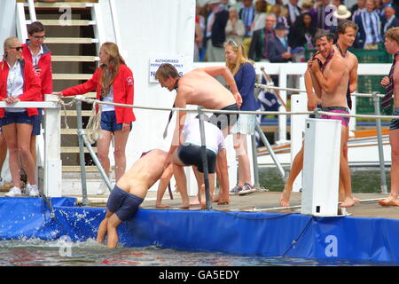 Ruderer aus der ganzen Welt kamen zu den jährlichen Henley Royal Regatta 2016. Stockfoto