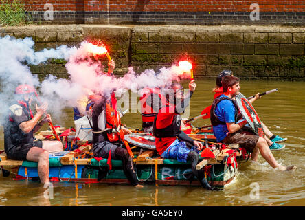 Lewes, Sussex, UK. 3. Juli 2016. Lokalen Bonfire Gesellschaften konkurrieren In einem Rennen auf dem Fluss Ouse In hausgemachte Boote zugunsten von Wohltätigkeitsorganisationen. Während des kurzen Laufes Fackeln beleuchtet und Feuerwerke Credit: Grant Rooney/Alamy Live-Nachrichten Stockfoto