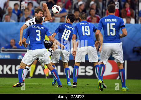 Bordeaux, Frankreich. 2. Juli 2016. Deutschlands Thomas Müller und Italiens Giorgio Chiellini (L-R). Marco Parolo, Leonardo Bonucci und Andrea Barzagli während der UEFA EURO 2016 Viertel Finale Fußball match zwischen Deutschland und Italien an der Stade de Bordeaux in Bordeaux, Frankreich, 2. Juli 2016. Foto: Federico Gambarini/Dpa/Alamy Live News Stockfoto