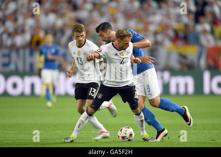 Bordeaux, Frankreich. 2. Juli 2016. Benedikt Hoewedes Deutschlands und Italiens Graziano Pelle während der UEFA EURO 2016 Viertel Finale Fußball match zwischen Deutschland und Italien an der Stade de Bordeaux in Bordeaux, Frankreich, 2. Juli 2016. Foto: Federico Gambarini/Dpa/Alamy Live News Stockfoto