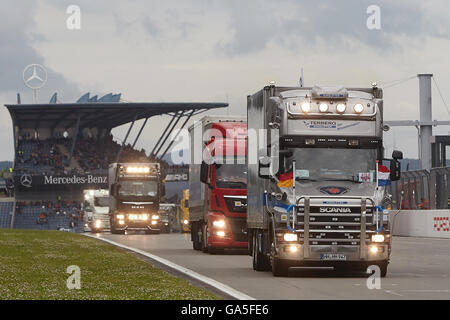 Nuerburg, Deutschland. 3. Juli 2016. LKW-Fahrer machen ihre Finale Runde im ADAC Truck Grand Prix Nürburgring in Nuerburg, Deutschland, 3. Juli 2016. Foto: THOMAS FREY/DPA/Alamy Live-Nachrichten Stockfoto