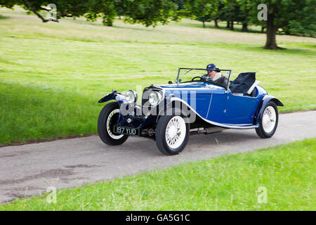 1935 Riley bei Leighton Hall Oldtimer Rallye, Carnforth, Lancashire, UK. 3. Juli 2016.  Die jährliche Oldtimer-Rallye findet statt in der herrlichen Leighton Hall in Carnforth in Lancashire.  Britische Sportwagen-Klassiker von MG bis hin zu amerikanischen Muscle Cars wie der Dodge Viper & Ford Mustangs.  Die Zuschauer Veranstaltung lockte tausende von Besuchern zu diesem malerischen Teil des Landes auf der Nord-West-Küste Englands.  Bildnachweis: Cernan Elias/Alamy Live-Nachrichten Stockfoto