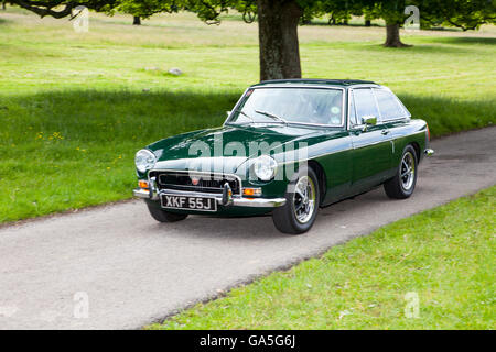 1971 MG B GT bei Leighton Hall Classic Car Rally, Carnforth, Lancashire, Großbritannien. Juli 2016. Die jährliche Oldtimer-Rallye findet in der prächtigen Leighton Hall in Carnforth in Lancashire statt. Britische Oldtimer-MG's. Die Zuschauerveranstaltung zog Tausende Besucher in diesen landschaftlich reizvollen Teil des Landes an der Nordwestküste Englands. Credit: Cernan Elias/Alamy Live News Stockfoto