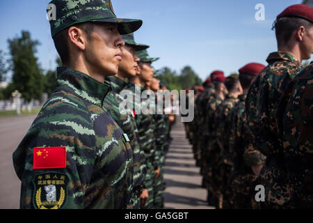 Moskau, Russland. 3. Juli 2016. Chinesische Polizei bewaffnete Soldaten stehen in der Formation während der gemeinsamen anti-Terror-Übungen in Moskau, Russland, am 3. Juli 2016. Eine Reihe von groß angelegten gemeinsamen anti-Terror-Übungen begann, dass hier Sonntag mit der Teilnahme von dem chinesischen Volk Armed Police Force (CAPF) und Russlands neu gegründete Nationalgarde. Bildnachweis: Evgeny Sinitsyn/Xinhua/Alamy Live-Nachrichten Stockfoto